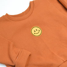 Lade das Bild in den Galerie-Viewer, Gr. 86 Cozy Sweater mit Patch Smiley

